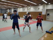 神戸格闘技サークルの格闘技練習写真（キックボクシング初心者組）