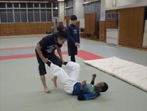 神戸格闘技サークルの格闘技練習写真（グラップリング・レスリング・総合格闘技初心者組）
